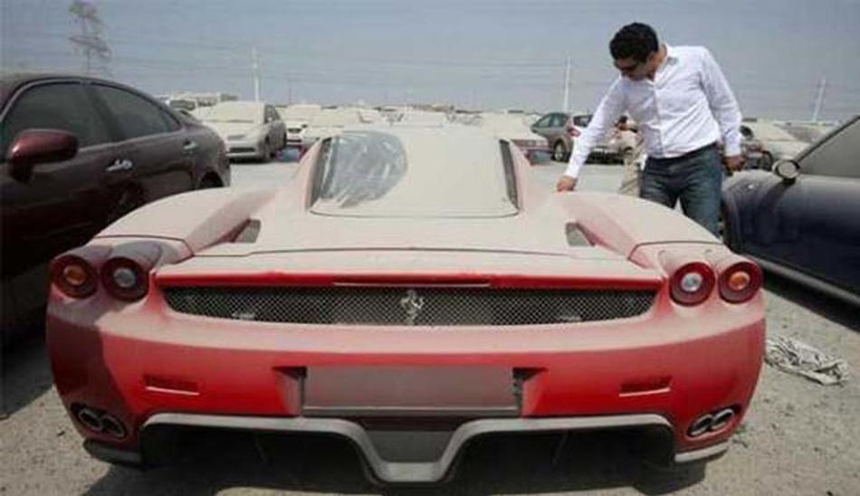 Dubai je groblje luksuznih Ferrarija, Maseratija....