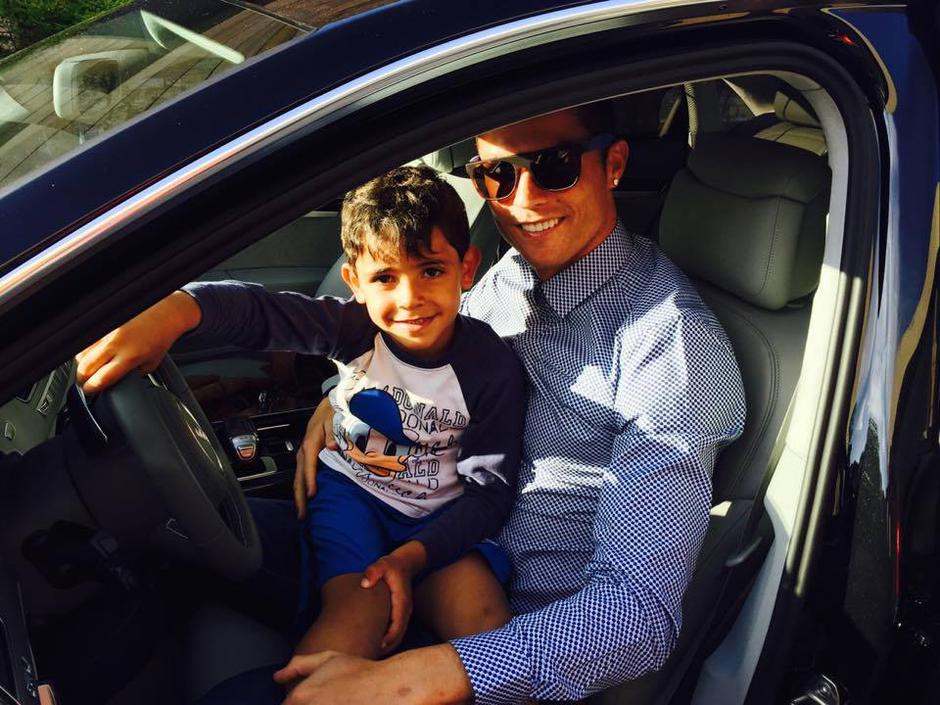 Cristiano Ronaldo u vožnji sa sinom | Autor: Facebook