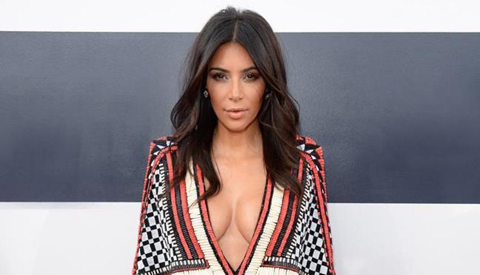 Kim Kardashian otkrila bolan trik za savršen dekolte