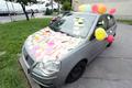 Neobičan poklon: Zagrebački osnovnoškolci učiteljici auto oblijepili porukama