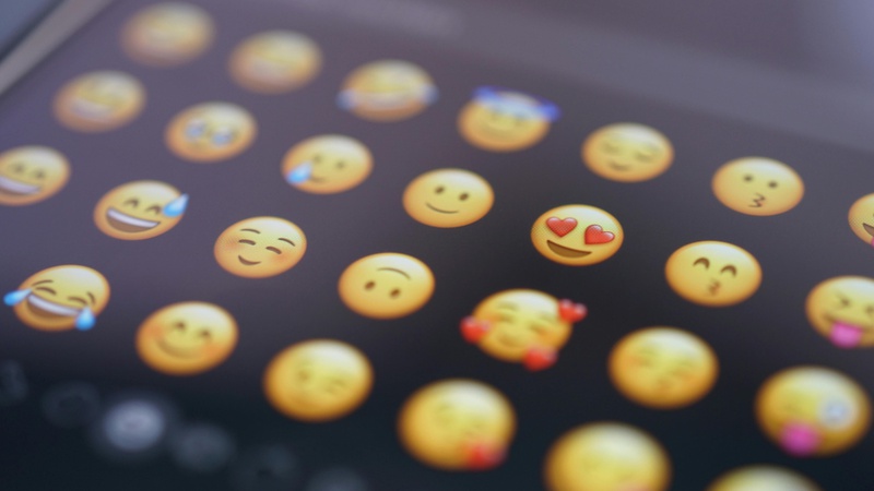 Na emojiju papira ne&scaron;to pi&scaron;e? Otkrivena poruka iz 1997.