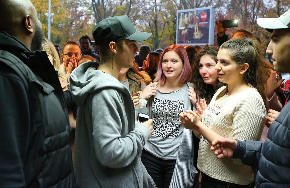 Justin Bieber napustio Zagreb: Grlio i ljubio obožavateljice, a dobio i poklon