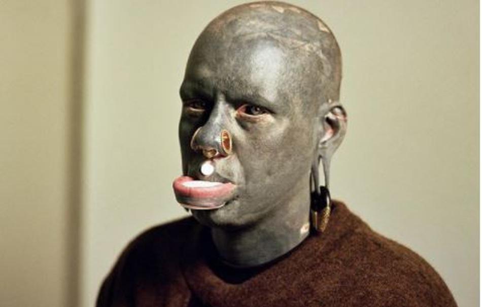 Crn k'o duša: Britanac se 10 godina tetovirao u crno, pa i usta i oči