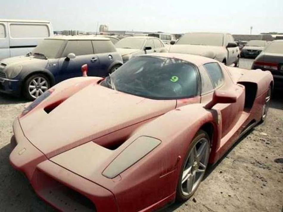 Dubai je groblje luksuznih Ferrarija, Maseratija....